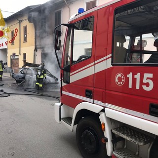 Casorate Primo: auto divorata dalle fiamme, sul posto i Vigili del fuoco