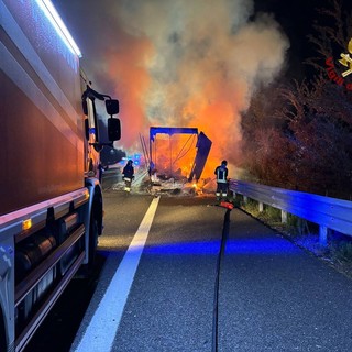 Voghera: rimorchio in fiamme sull'autostrada Torino-Piacenza, sul posto tre squadre di Vigili del fuoco