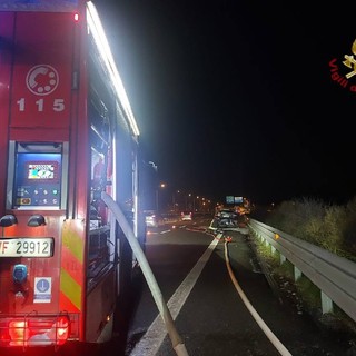 Auto divorata dalle fiamme sul raccordo stradale A53 Pavia-Bereguardo, intervengono i Vigili del fuoco