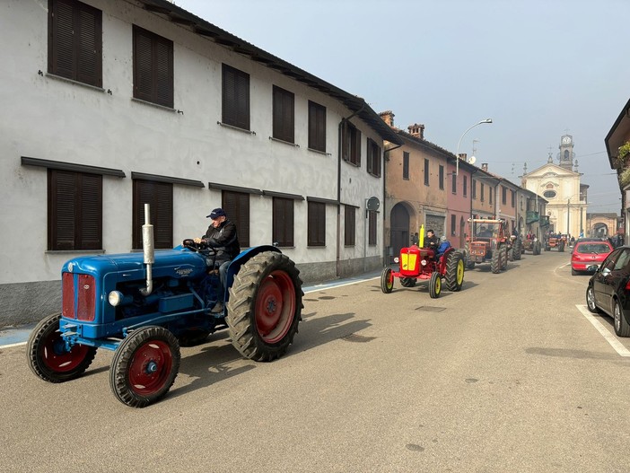 LA FOTONOTIZIA. Olevano, il 3° raduno lomellino dei trattori d'epoca