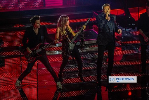 Sanremo 2025, i Duran Duran e Victoria De Angelis infiammano il palco dell'Ariston con Girls on film