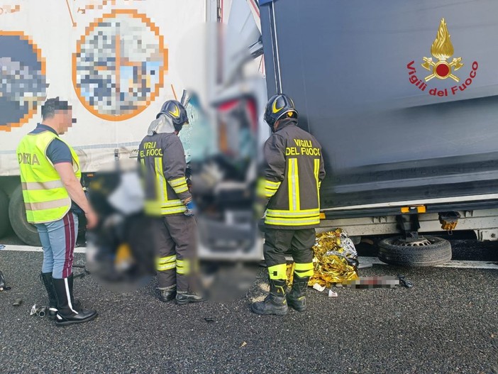 Scontro tra camion sull'autostrada A21, conducente soccorso con l'elicottero al San Matteo