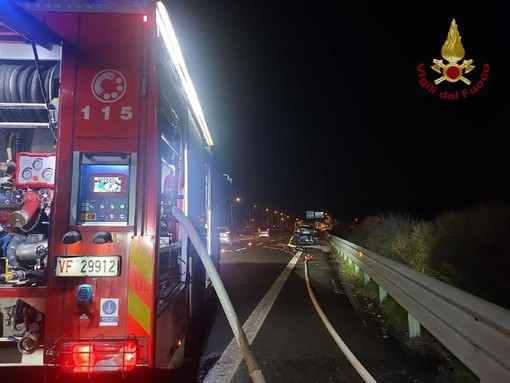 Auto divorata dalle fiamme sul raccordo stradale A53 Pavia-Bereguardo, intervengono i Vigili del fuoco