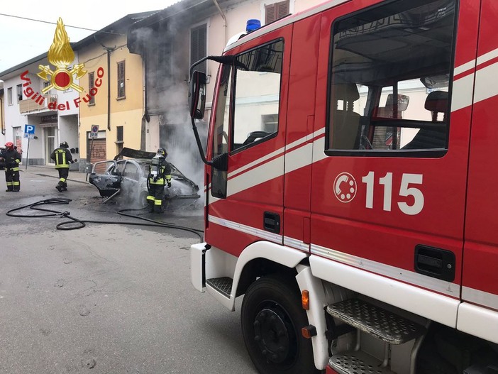 Casorate Primo: auto divorata dalle fiamme, sul posto i Vigili del fuoco