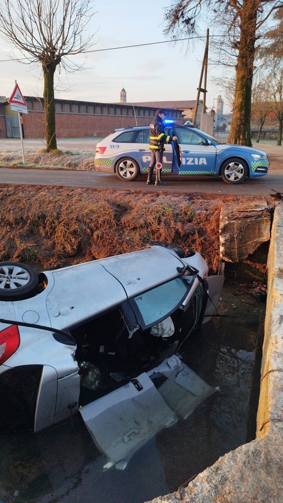 Magherno: auto finisce nel canale, muore un ragazzo 22enne