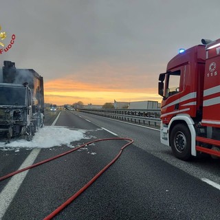 In fiamme un mezzo pesante sull'autostrada Torino-Piacenza, intervengono i vigili del fuoco e traffico in tilt