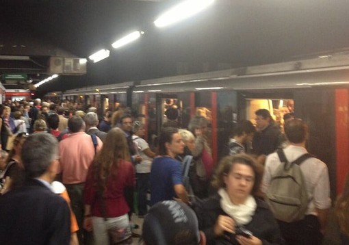 Milano: 14enne tenta di togliersi la vita in metro, soccorsa dai carabinieri