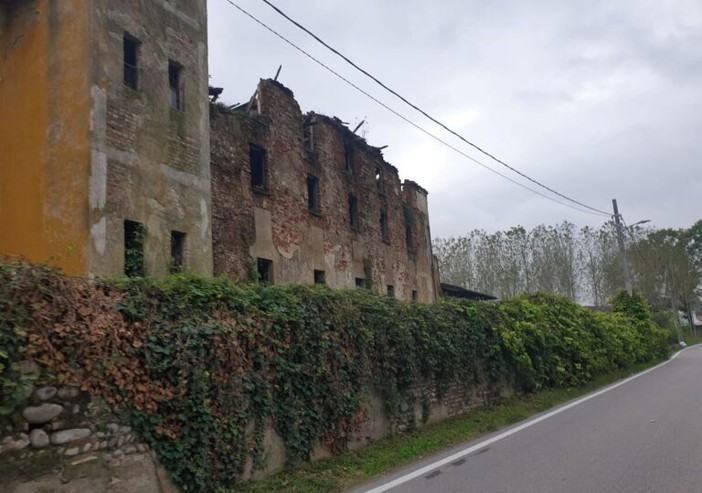 Boffalora sopra Ticino, la vecchia filanda è (da anni) un rudere che rischia di crollare da un momento all’altro