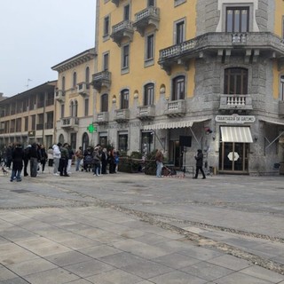 Magenta, in fila fuori dalla Tabaccheria da Giacomo per il selfie con l’attore