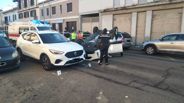 Vigevano: si ribaltano con l'auto in corso Milano, ferite tre persone