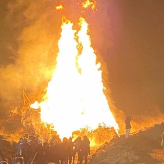 500 persone al falò di Trecate