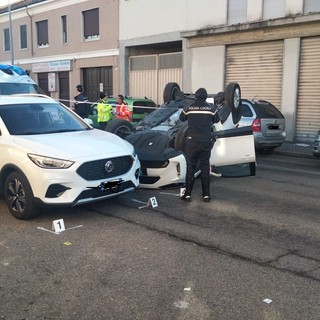 Vigevano: si ribaltano con l'auto in corso Milano, ferite tre persone