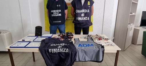 Vercelli, bigiotteria non conforme alle normative di sicurezza: merce sequestrata e ambulante segnalato