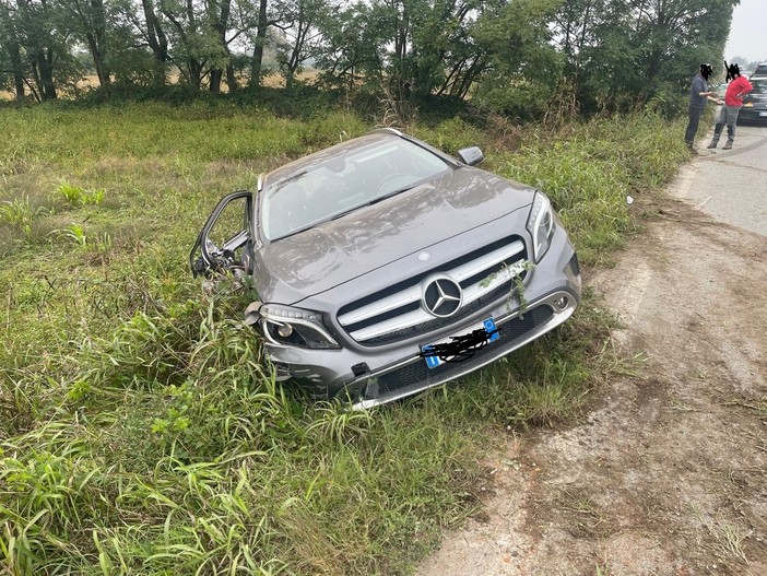 Tromello: esce di strada con l'auto sulla provinciale 183, ferito un 76enne