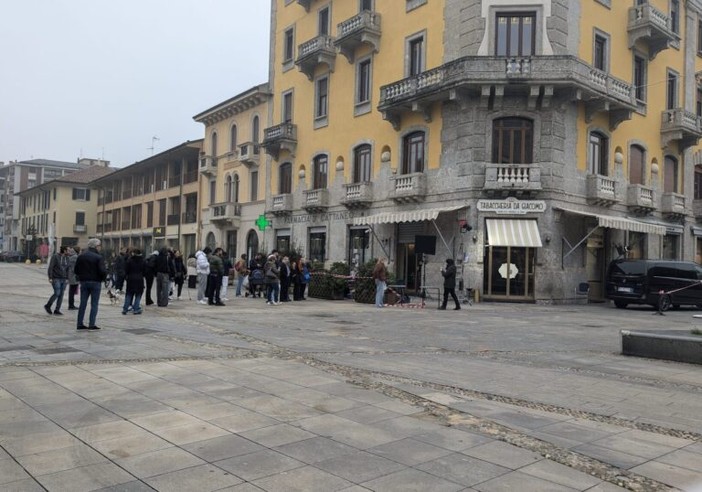 Magenta, in fila fuori dalla Tabaccheria da Giacomo per il selfie con l’attore