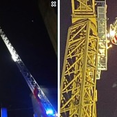 FOTO E VIDEO. Castronno (VA), giovane s'arrampica nella notte su una gru di 25 metri: raggiunto e salvato