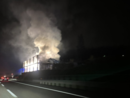 FOTO. Cascina in fiamme a ridosso dell'autostrada: vigili del fuoco in azione