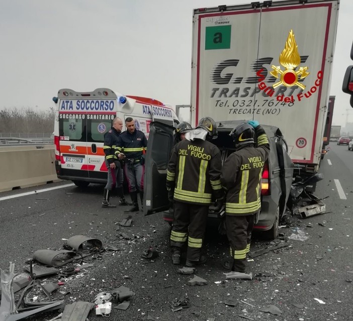 Tragedia sull’autostrada A4 in zona Pero: scontro con un camion, autista di un doblò perde la vita