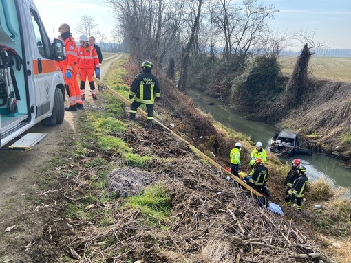 Zeme: si ribalta con l'auto in un fosso sulla 596dir, 56enne elitrasportato al San Matteo di Pavia