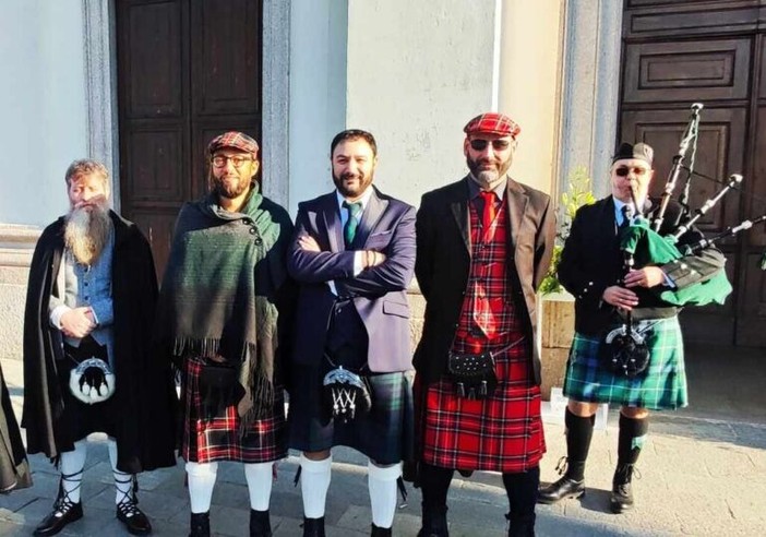 Matrimonio con kilt e cornamuse: non siamo nelle Highlands, ma a Robecco sul Naviglio…