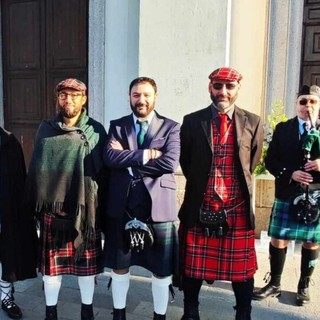 Matrimonio con kilt e cornamuse: non siamo nelle Highlands, ma a Robecco sul Naviglio…