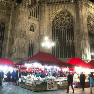 Milano, inaugurati i mercatini di piazza Duomo