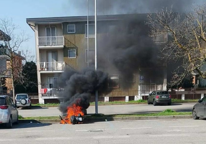 Magenta: scooter in fiamme davanti all’ospedale Fornaroli, indagini in corso