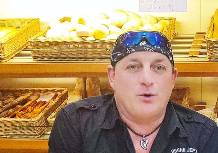 Bandana, maieta, culsunit (o fuseaux), sciavatt: Mauro Contini da Robecco è partito col suo trattore, direzione Cielo