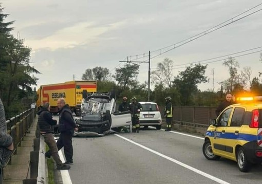 Vigevano, incidente sul ponte del Ticino: tre mezzi coinvolti, un ferito trasportato al San Matteo in elicottero