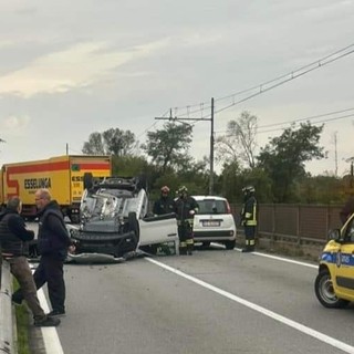 Vigevano, incidente sul ponte del Ticino: tre mezzi coinvolti, un ferito trasportato al San Matteo in elicottero