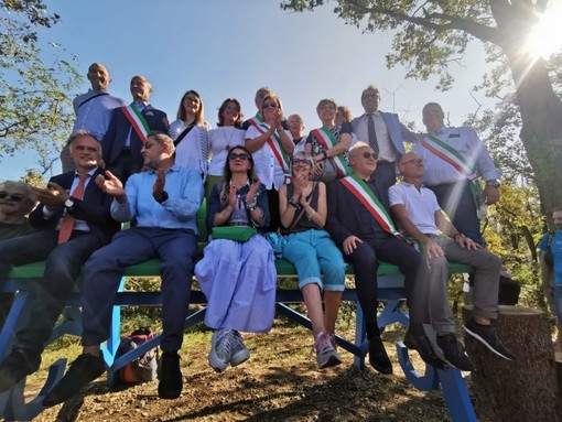 Big bench, che festa a Bernate Ticino: baciata dal sole la prima dell’area metropolitana milanese