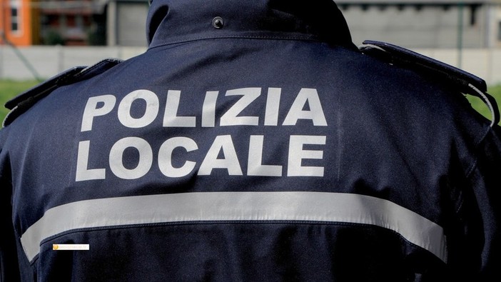 Vigevano: alcuni minorenni infastidiscono un anziano nel centro, intervengono gli agenti della Polizia locale