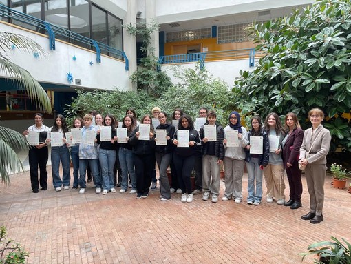 Vigevano, consegnate le certificazioni Cambridge A2 agli ex alunni delle classi terze alla scuola media Robecchi