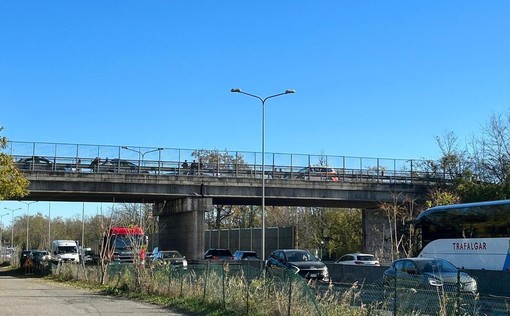 Gallarate: minaccia di gettarsi dal ponte sopra la 336. Salvato dalla Polizia