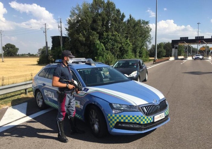 Viveva a Magenta ed era ricercato per omicidio commesso in Egitto: intercettato dalla Polizia Stradale in autostrada