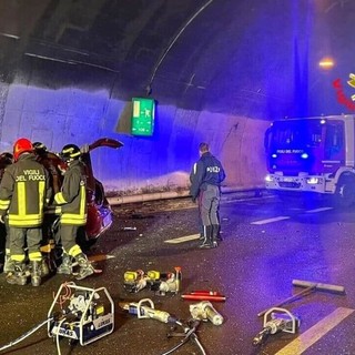 Tragedia in galleria del Comasco: due morti e cinque feriti in un drammatico incidente