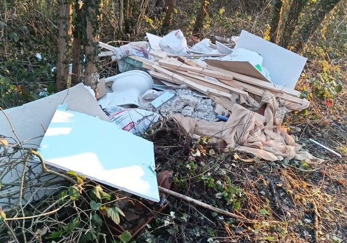 Robecco sul Naviglio: ancora rifiuti abbandonati in località Tre Fontane a Casterno