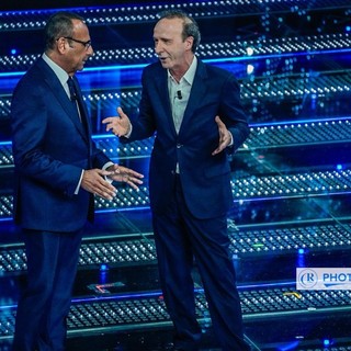 Sanremo 2025, Roberto Benigni irrompe al Festival con la sua ironia: &quot;Non parliamo di politica che c'è nervosismo&quot;