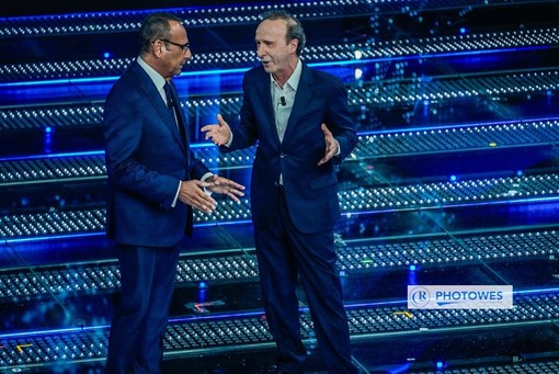 Sanremo 2025, Roberto Benigni irrompe al Festival con la sua ironia: &quot;Non parliamo di politica che c'è nervosismo&quot;