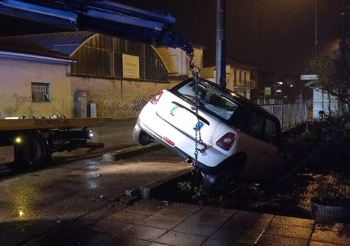 Robecco sul Naviglio: giovane automobilista prende la curva larga e demolisce la recinzione