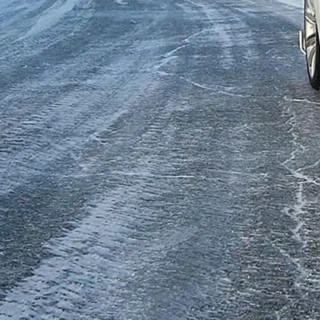 Strada ghiacciata, automobilista a Marcallo con Casone sbatte contro il guard rail