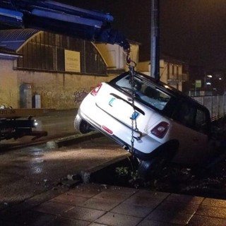 Robecco sul Naviglio: giovane automobilista prende la curva larga e demolisce la recinzione