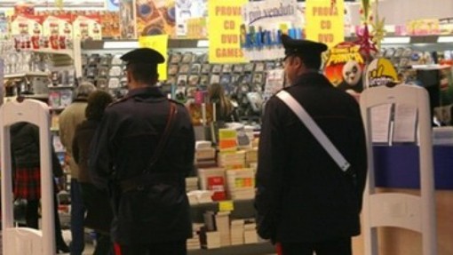 Pavia: ruba generi alimentari al supermercato, denunciato un 24enne