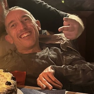 Vercelli, lutto per Max Sabattoli, aveva 44 anni: il suo sorriso più forte di ogni limite