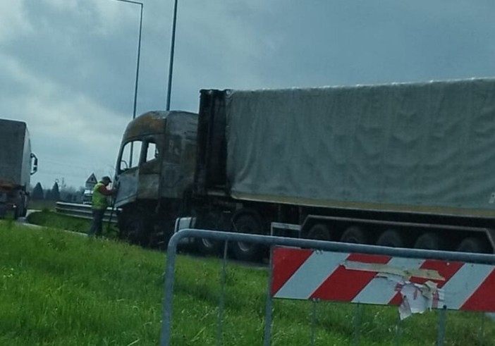 Santo Stefano Ticino: camion in fiamme all’altezza della Citterio, strada chiusa