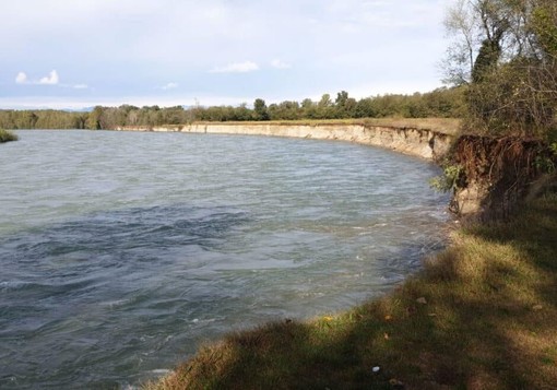 Castelletto di Cuggiono: cede la sponda del Ticino, ciclista finisce nel dirupo