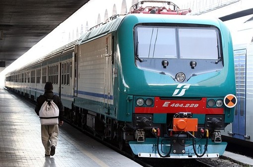 Chiede a un passeggero della linea Milano-Mortara di spegnere la sigaretta, capotreno presa a schiaffi