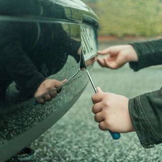 Magenta, furti di targhe dalle auto parcheggiate: numerosi gli episodi avvenuti negli ultimi giorni