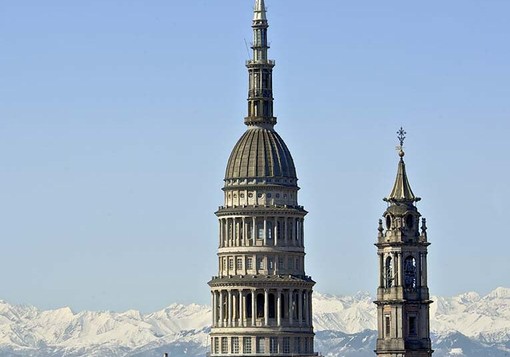 Novara, si arrampica sulla cupola di San Gaudenzio per girare video