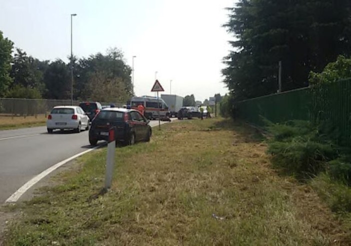 Robecco: si schianta contro il guard rail in piena notte